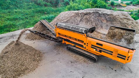 Compost screening machine