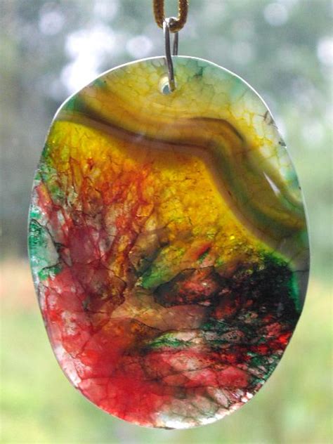 Confusing dyed agates with natural flowering agates: