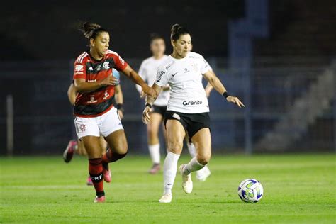 Corinthians x Flamengo Feminino: Rivalidade Acesa no Futebol Feminino Brasileiro