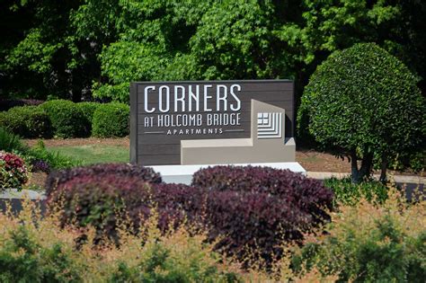 Corners at Holcomb Bridge: A Hub for Business and Recreation