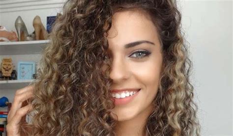 Corte para Cabelo Cacheado: Um Guia Completo para Cachos Saudáveis e Lindos