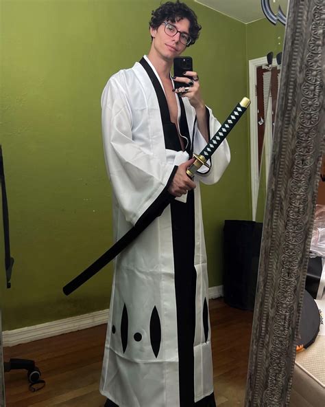 Cosplay Aizen Sousuke: Embody the Mastermind of Bleach's Hollow World