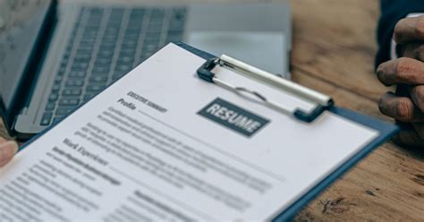 Crafting an Unforgettable Resume for Success in Singapore's Job Market