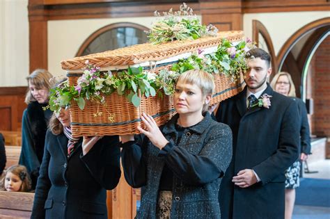 Cremation and Burial Options: Honoring Final Wishes