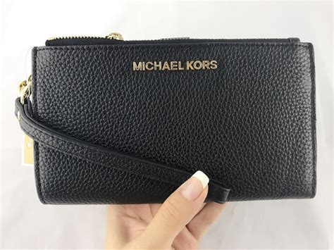 Cross Bags by Michael Kors: A Timeless Accessory for the Modern Woman