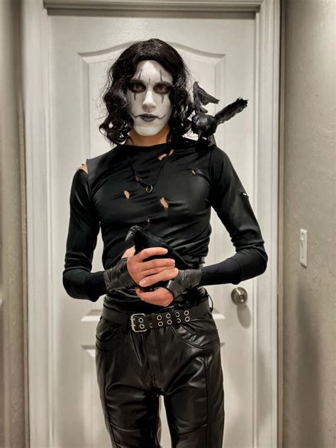 Crow Cosplay: A Haunting Transformation