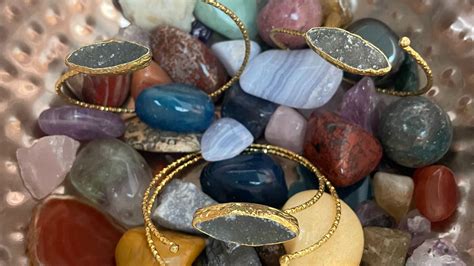 Crystals Raw: 10,000+ Uncut Gems for Your Spiritual Journey