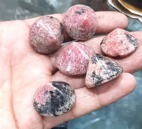 Crystals of Rhodonite: Unveil the Healing and Protective Powers