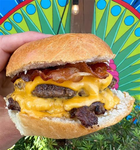 Curbside Burger Bonanza: Baton Rouge's Top 10 Juicy Spots