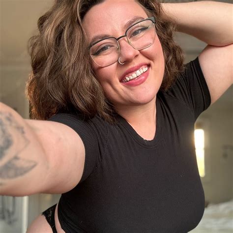 Curvy_Chloe: Unlocking the Power of Body Positivity in a Curvy World