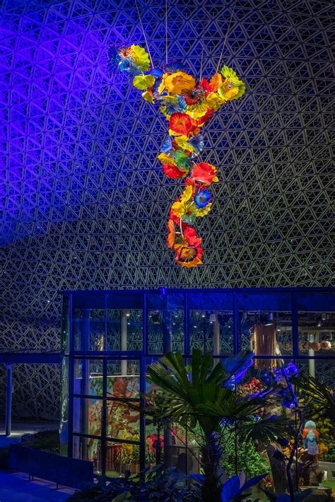 Dale Chihuly: Glass in Bloom, a 10,000-Character Masterpiece