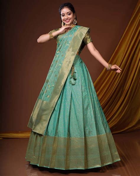 Dazzle and Delight: Unveiling the Timeless Beauty of the Zari Banarasi Saree