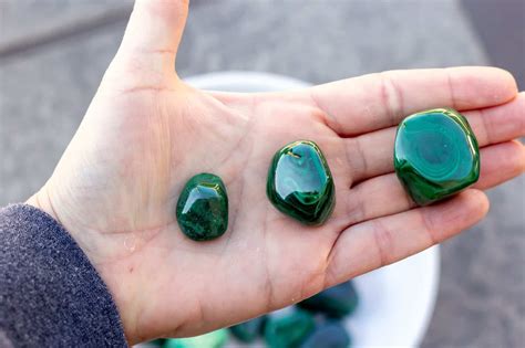 Delving into the depths of malachite crystals