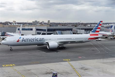 Descubra o Gigante dos Céus: O Boeing 777-300ER da American Airlines