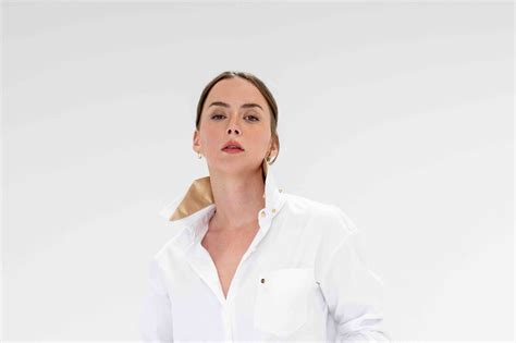 Detachable Collar Shirt: A Classic Look with Modern Versatility