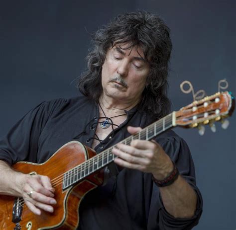 Die ikonische Ritchie Blackmore Perücke: Eine Hommage an Rock-Legenden