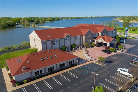 Discover Holiday Inn Port Clinton: Your Gateway to Lakeside Festivities with 135 Rooms