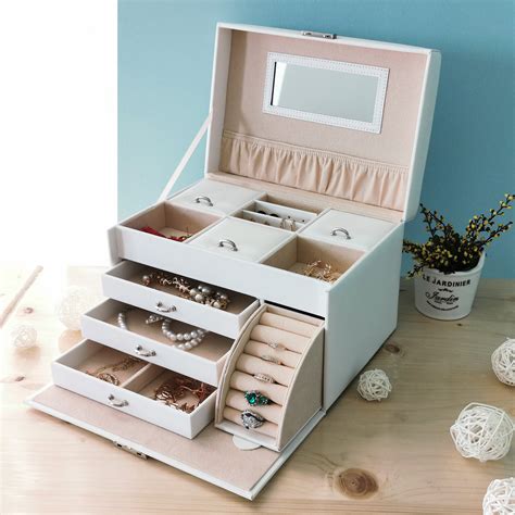 Discover the Bracelet Box That Revolutionizes Jewelry Storage