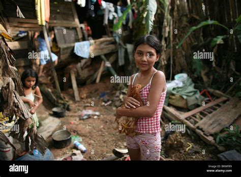 Discover the Challenges and Innovations of Life in Colombian Slums
