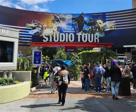 Discover the World of Studio Universal Live