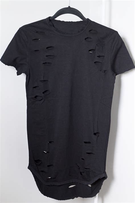 Distressed T-shirt Black: A Timeless Fashion Statement