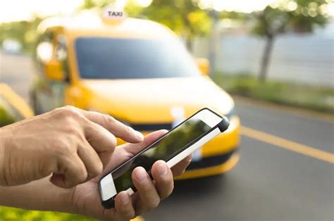 Ditch the Crowded Bus! Hail a Ride with Taxishare: Your Smart and Convenient Commute Solution