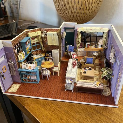 Dollhouse Miniatures: