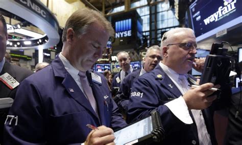 Dow Jones Average Plunges 300 Points for the Week: Investors Seek Safety