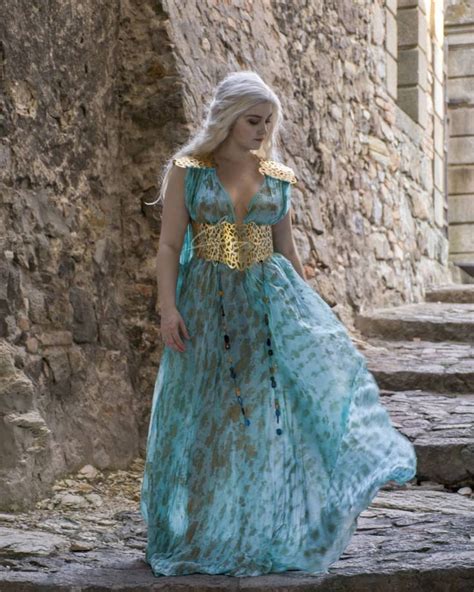 Dress Like a Queen: A Guide to Khaleesi Daenerys' Emblematic Outfits