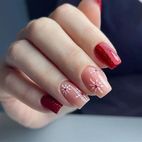 Easy Christmas Nails: Festive Twinkles at Your Fingertips