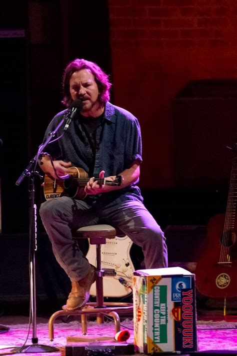 Eddie Vedder's Unique Style: A Fusion of Comfort and Rebellion