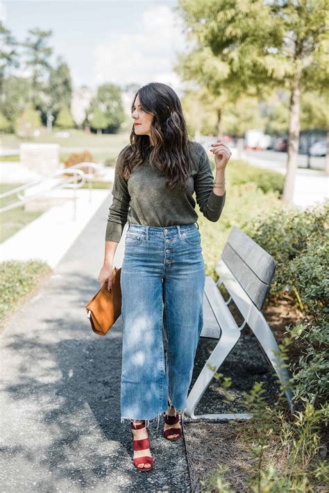 Elevate Your Style with the Perfect Pair of Women's Cropped Pants