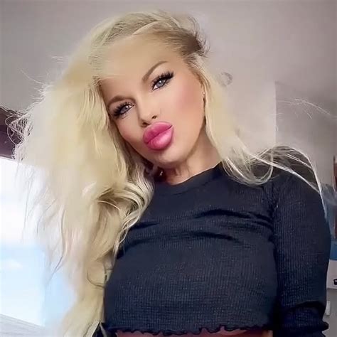 Ellie Karr OnlyFans: Lace Wigs