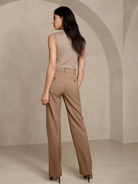 Embracing Versatility: Banana Republic Dress Pants for Every Occasion