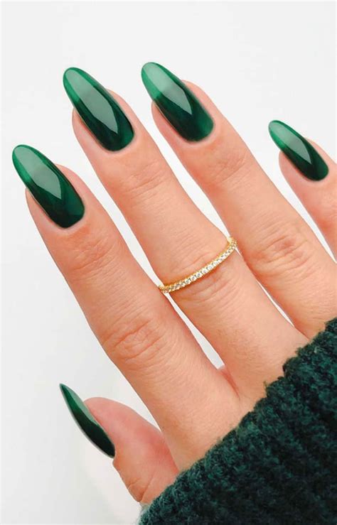 Emerald Green Nail Varnish: A Regal Hue for All