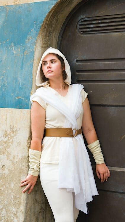 Empowering Cosplay: Embodying the Strength and Resilience of Rey