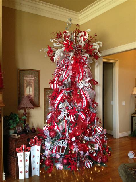 Enchanting Christmas Memories: Red and White Tree Decorations for a Festive Holiday