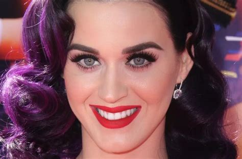 Erwecken Sie Ihre innere Katy Perry mit unseren exquisiten Katy Perry Perücken
