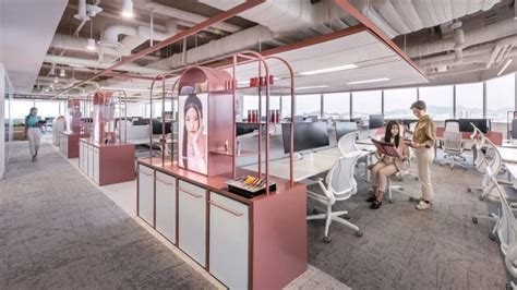 Exploring the Innovative Hub: An Immersive Tour of the L'Oréal Singapore Office