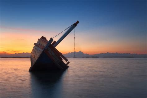 Facing the Unpredictable: Navigating the Hidden Meanings of Dreams about Sinking Ships