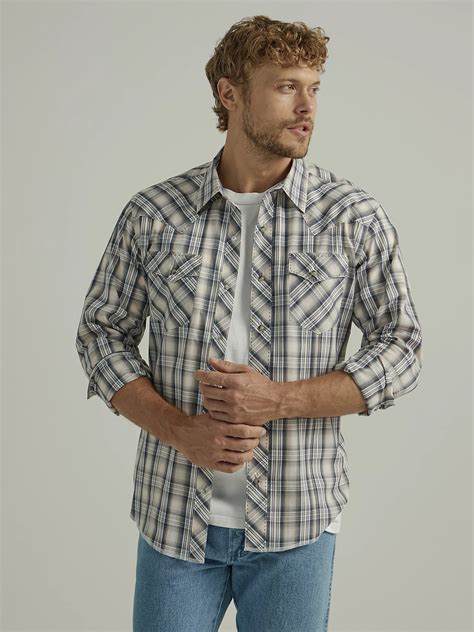 Fashionable Plaid Shirts from Wrangler: Timeless Style with a Modern Twist