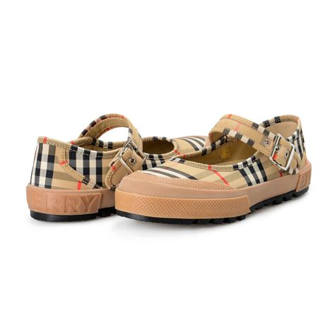 Features of Burberry Flat Shoes