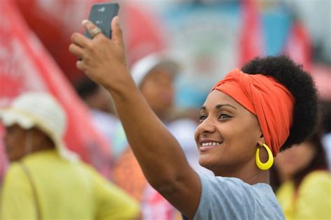 Feminino Brasileiro: Uma Força Vibrante e Empoderada