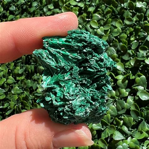 Fibrous Malachite: The Captivating Stone with Endless Applications