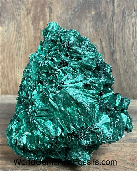 Fibrous Malachite: Unraveling the Enchanting World of Green Velvet