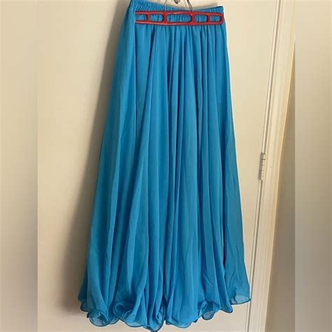 Full, flowing skirts