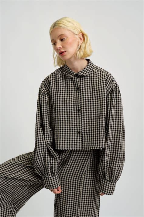 Gingham Crop Shirt: A Timeless Trend for Summer