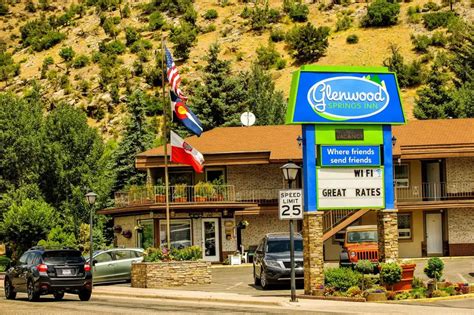 Glenwood Springs Motor Inn: 10,000 Reasons to Stay