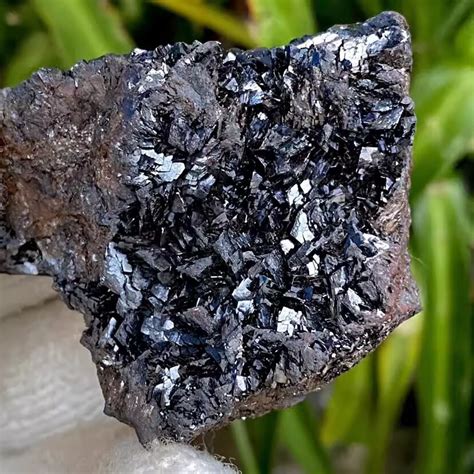 Hematite Raw: The Metallic Mineral with Myriad Applications