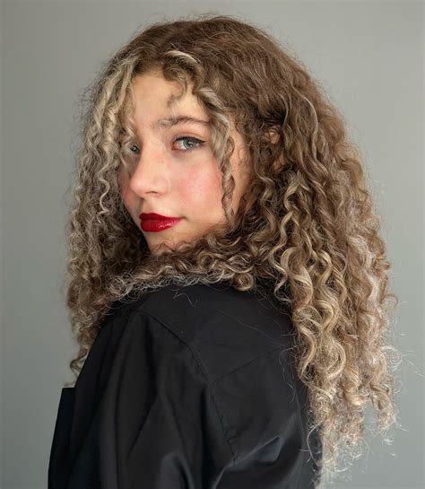 Here are 25 honey blonde curly hair looks that will inspire you: